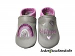 Lederpuschen steingrau-orchidee mit Stickerei Regenbogen flieder-orchidee-rosa-grau Herz orchidee rechts und links Namen orchidee mit Herzen flieder-grau-rosa